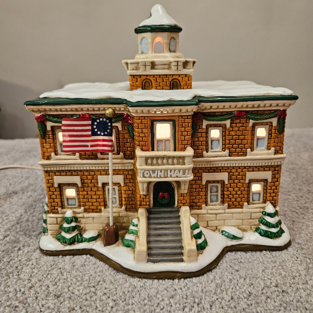 VTG 1995 Colonial‎ Village Town Hall Winter Christmas Geo Z Lefton 10390 (READ)